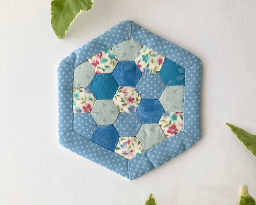 ヘキサゴンのコースター〔ブルー・1枚〕/ パッチワーク キルト芯入り