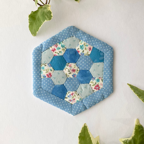 ヘキサゴンのコースター〔ブルー・1枚〕/ パッチワーク キルト芯入り