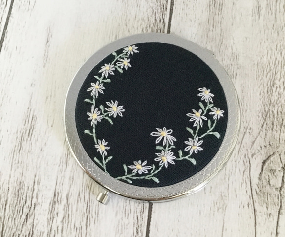 デイジー花の刺繍☆コンパクトミラー 2枚目の画像