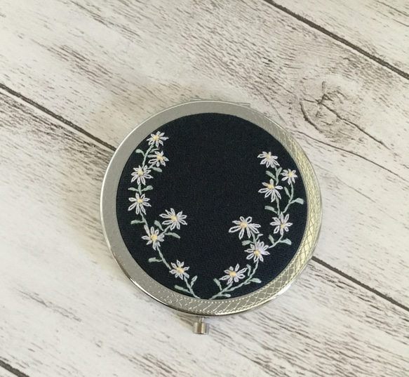 デイジー花の刺繍☆コンパクトミラー 1枚目の画像