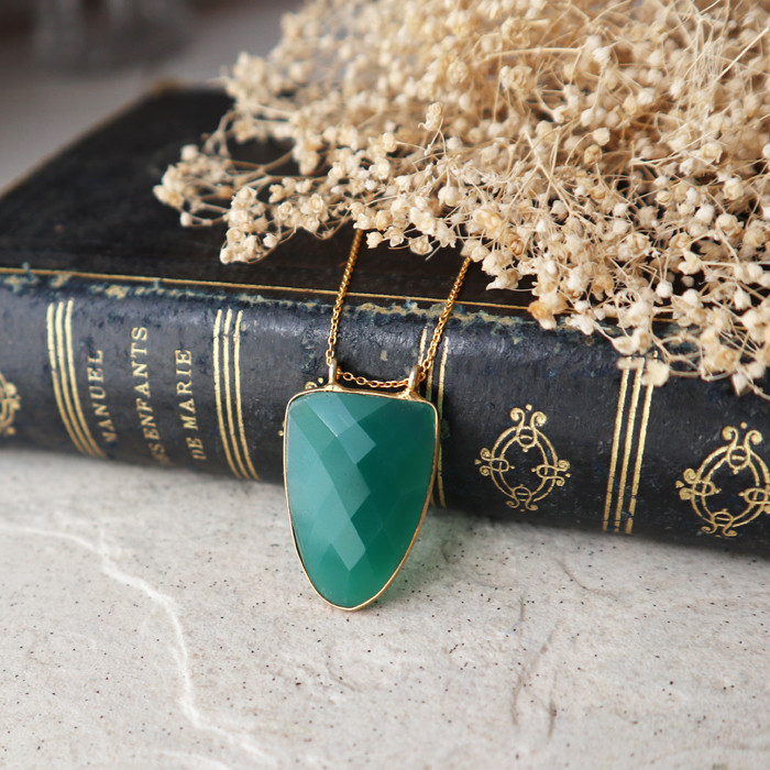 大粒グリーンオニキスのセミロングネックレス(トライアングルカット)　金アレ対応