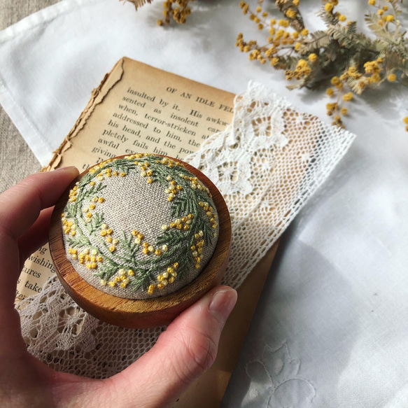 手刺繍＊ミモザ刺繍のウッドボウルピンクッション/リネン生地/針刺し