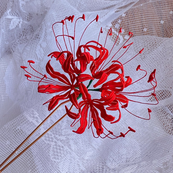 リアル彼岸花の二本挿しかんざし　立体刺繍風 1枚目の画像