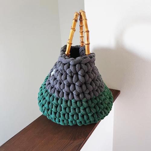 ポンポンチャーム付きチャコールとグリーンのかぎ針編みカゴバック