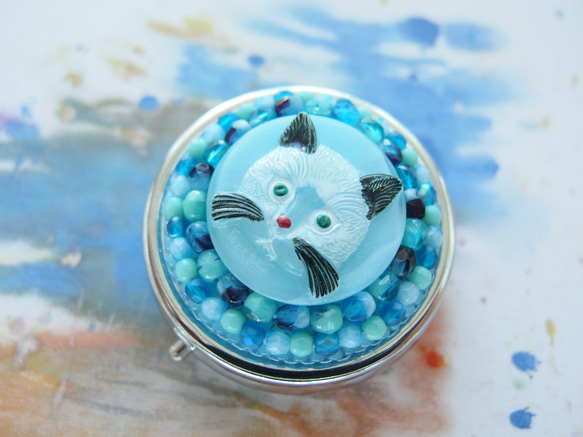 スカイブルーな猫さん　ハリケーンミルキーアクア　チェコガラスボタンのピルケース　小さなジュエリーボックス　一点限り 2枚目の画像