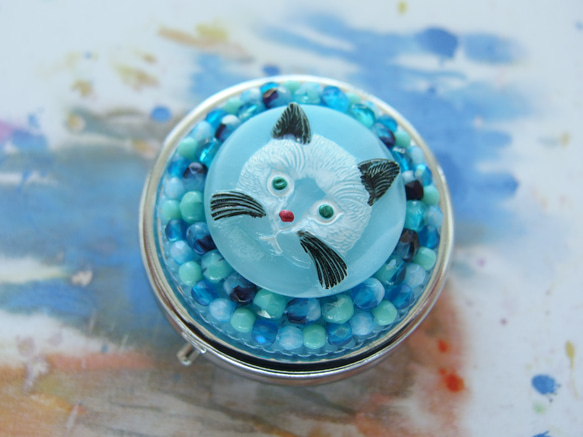 スカイブルーな猫さん　ハリケーンミルキーアクア　チェコガラスボタンのピルケース　小さなジュエリーボックス　一点限り 5枚目の画像