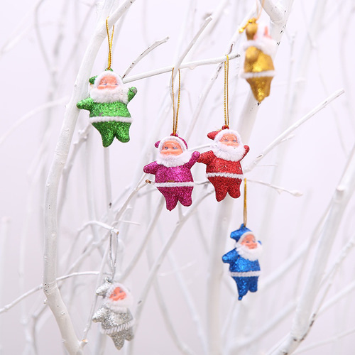 サンタクロースと一緒にクリスマス・お正月ツリーを飾るミニ
