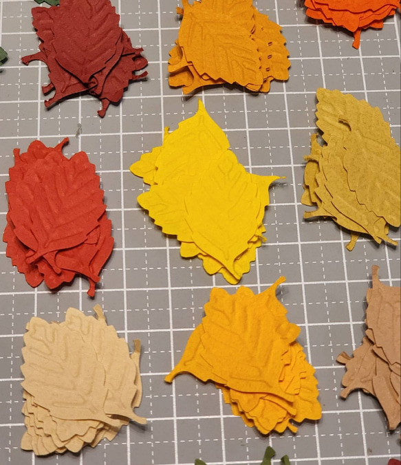 【受注製作】【送料無料】クラフトパンチ・リーフ型　秋色２００枚セット 1枚目の画像