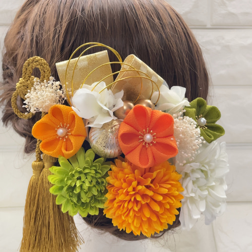 オレンジ 8センチ 花ピン 2つ、かすみ草 2本