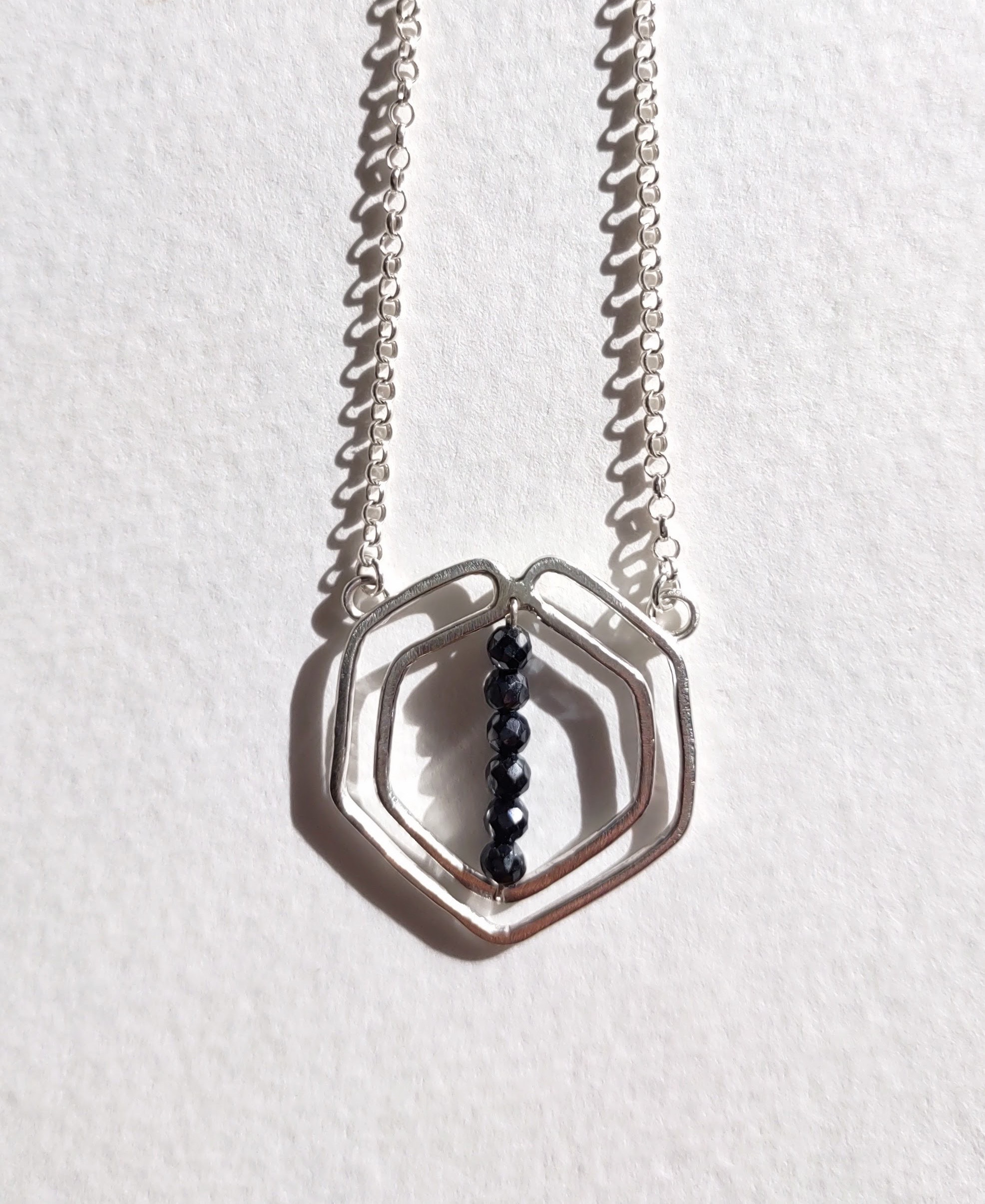 ブラックスピネル 幾何学ミニマリストネックレス　シルバー925