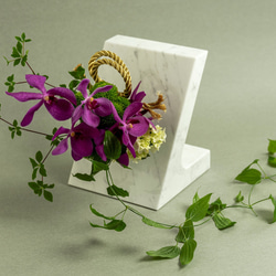 【石翔花】～ori 白～天然大理石と真鍮の花器 1枚目の画像