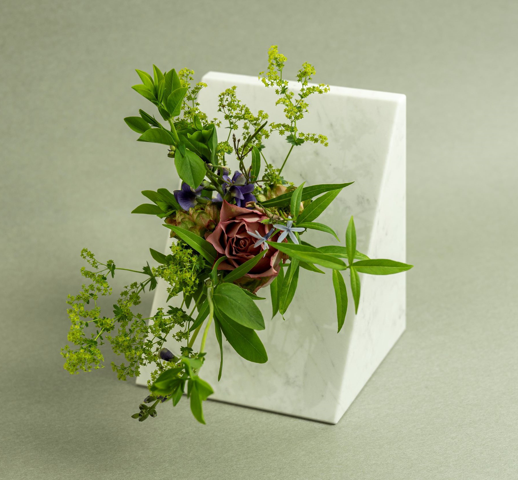 【石翔花】～sumi 白～天然大理石と真鍮の花器