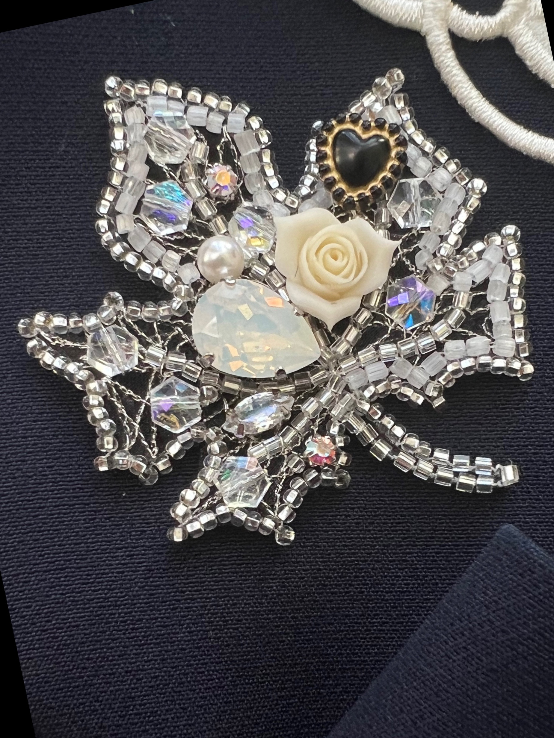 ハート❤︎の虫食い氷の葉 オートクチュール刺繍ブローチ  