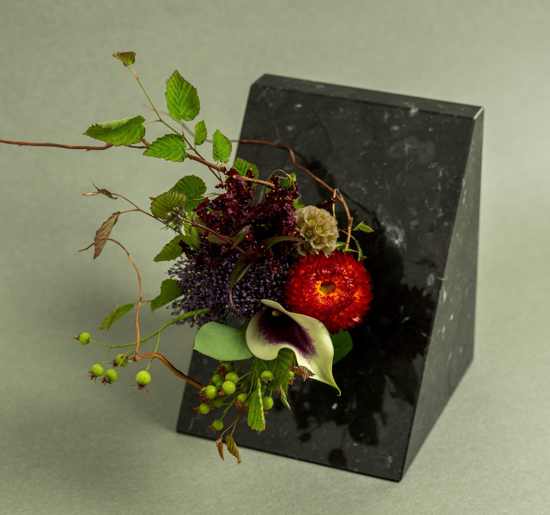 【石翔花】～sumi 黒～天然大理石と真鍮の花器