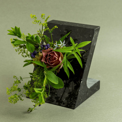 石翔花】～ori 黒～天然大理石と真鍮の花器 一輪挿し・花瓶・花器