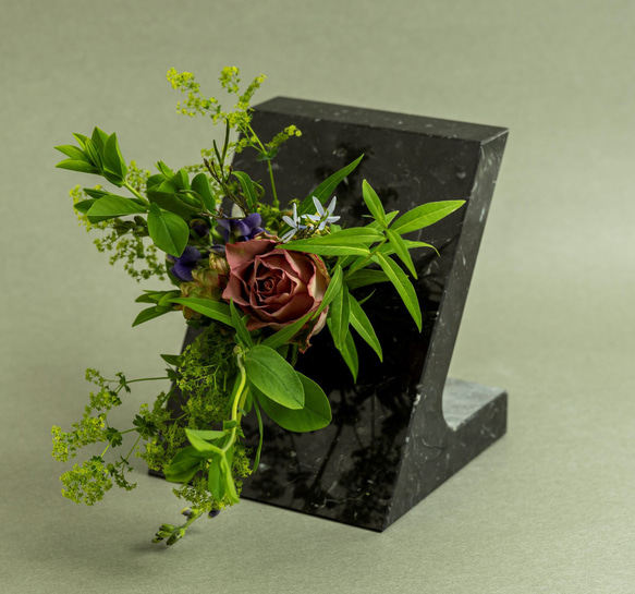 【石翔花】～ori 黒～天然大理石と真鍮の花器 1枚目の画像