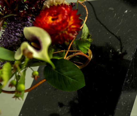 【石翔花】～yui 黒～天然大理石と真鍮の花器 5枚目の画像