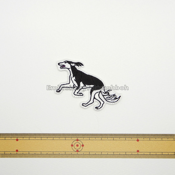 風の中のサルーキ　刺繍ワッペン　犬ワッペン　 2枚目の画像