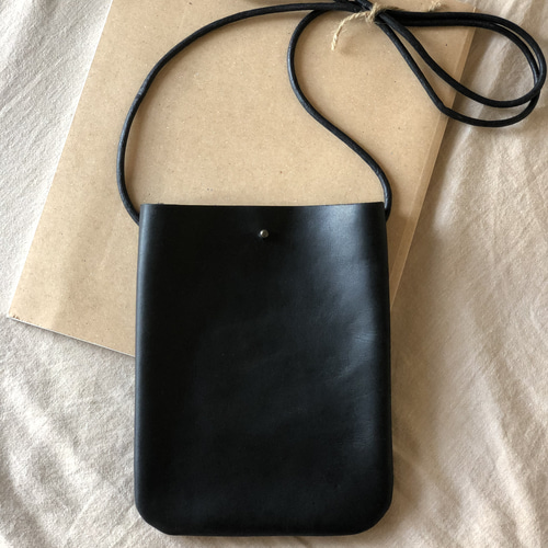 ギボシ留めショルダータイプのスマホケース黒本革➕黒本革紐