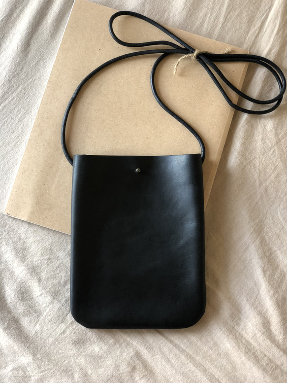 ギボシ留めショルダータイプのスマホケース　黒本革➕黒本革紐　✋ハンドメイド ギボシ留めショルダータイプのスマホケース黒本革➕黒本革紐