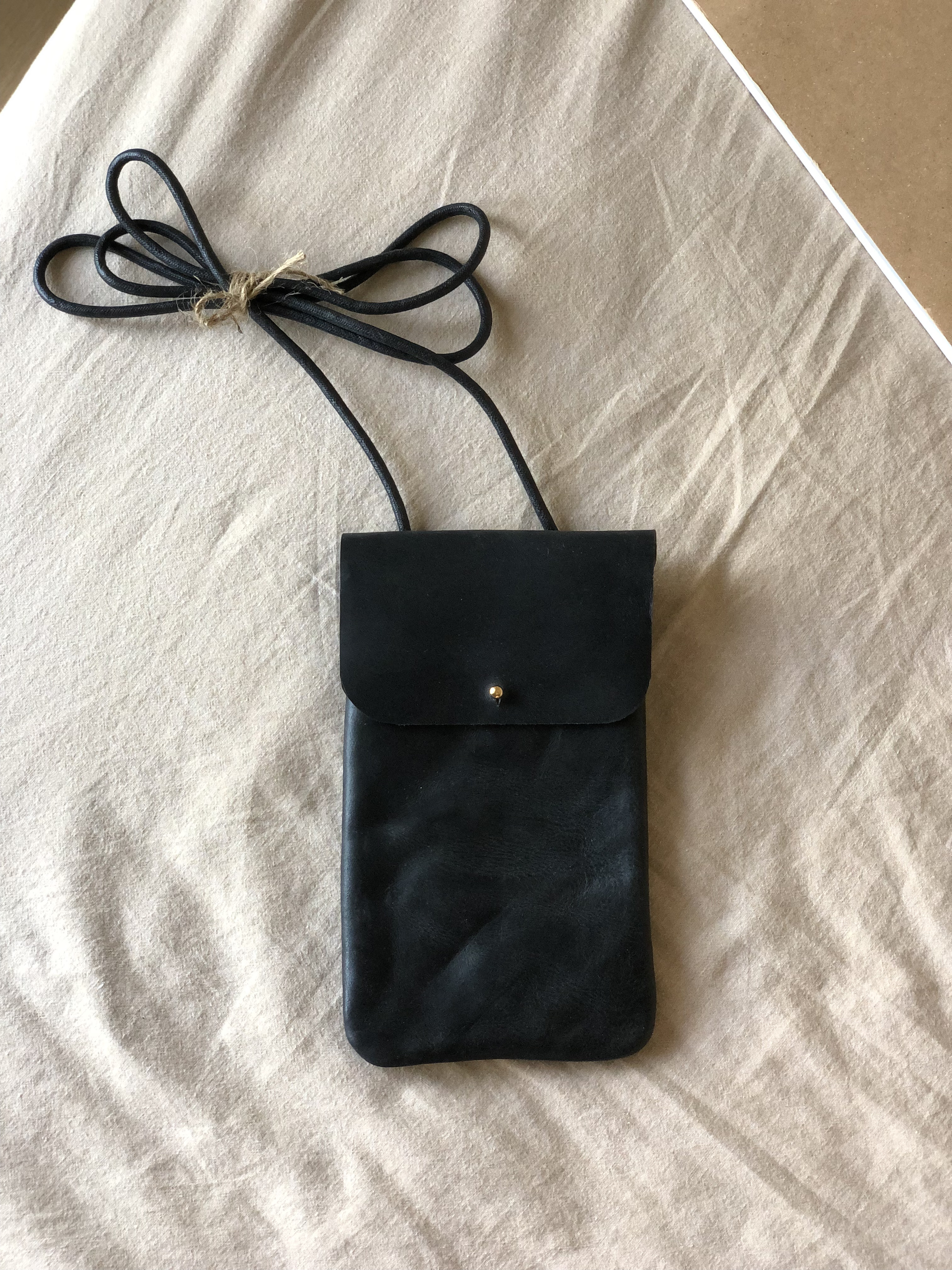 フラップ付きギボシのスマホポシェット　black 受注製作