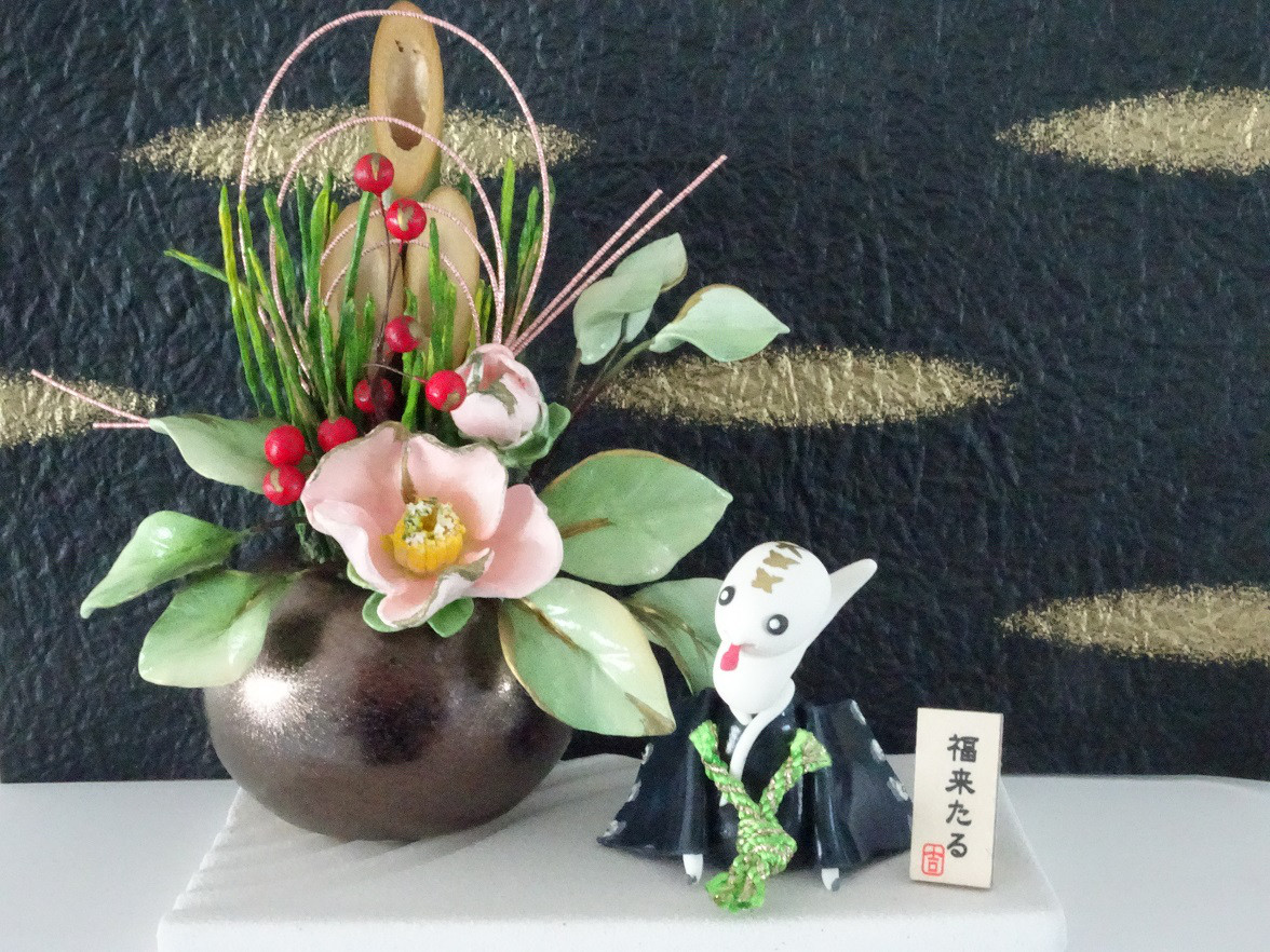 ピンク椿 巳(へび)【パン粘土/和/正月】2025年 巳年♪毎年楽しく入れ替えできるお正月干支飾り