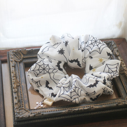 幽靈躲貓貓－天使白－原創印花設計－萬聖節－手作 大腸圈 髮圈 第2張的照片