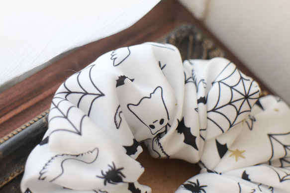 幽靈躲貓貓－天使白－原創印花設計－萬聖節－手作 大腸圈 髮圈 第5張的照片