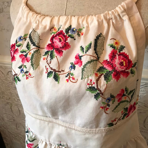 刺繍 クロスステッチ かわいいエプロンワンピース ヴィンテージ 刺繍 クロスステッチ かわいいエプロンワンピース ヴィンテージ