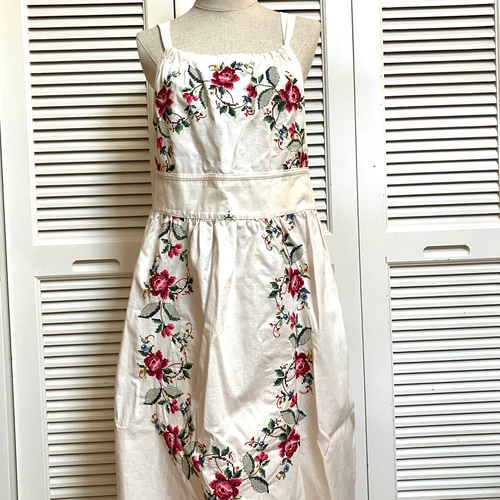 一点物　ビンテージガーゼワンピース　リメイクエプロン　金刺繍　ボンボン　緑系 エプロンドレス グリーン系 インド綿刺繍 ワンピースのような