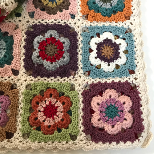 花柄モチーフつなぎのブランケット☆ハンドメイド 棒針編み.花柄モチーフのブランケット☆ハンドメイド