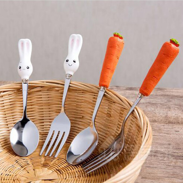 うさぎ型のスプーンとフォーク、赤ちゃん用のにんじん型の