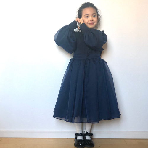 daughter&sonくるみボタンの刺繍レースのハンドメイドワンピース 可憐なフラワー刺繍生地 レースとくるみボタンのロングワンピース
