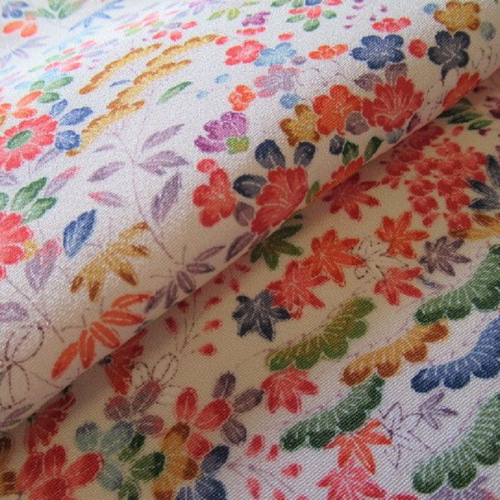白練色 本加賀友禅 四季花模様 正絹 丹後ちりめん No.55-2 おくみ部分