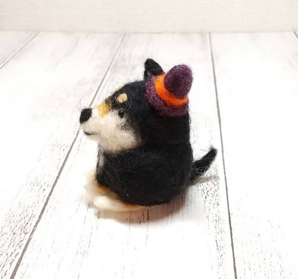 ハロウィン帽子をかぶった まんまる黒柴犬 羊毛フェルト 犬 2枚目の画像