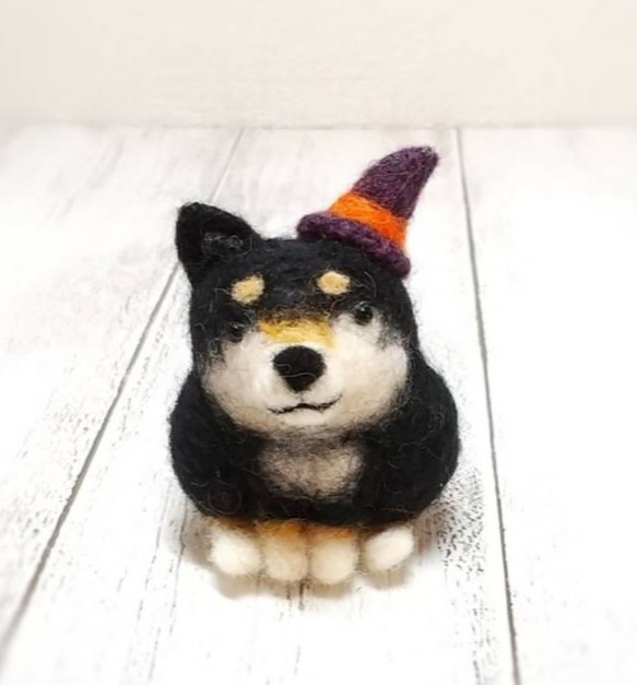 ハロウィン帽子をかぶった まんまる黒柴犬 羊毛フェルト 犬 1枚目の画像