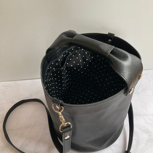 黒のレザーバケツ型ショルダーバッグ relac ショルダーバッグ バッグ 「本革」 バケツ型 ワンハンドル