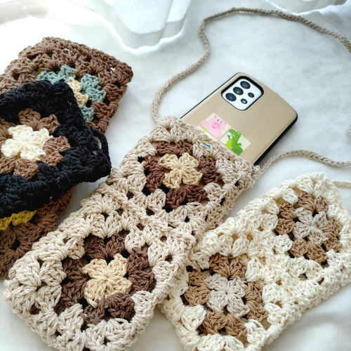 グラニースクエアのスマホショルダー iPhoneケース・カバー pikahana