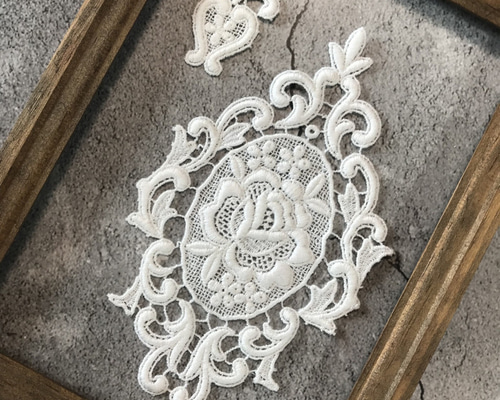 アンティーク ダマスク織 カーネーション 桜草 イニシャル刺繍 ドローンレースβ 803d9768dc4cea89b072526fd7ced9