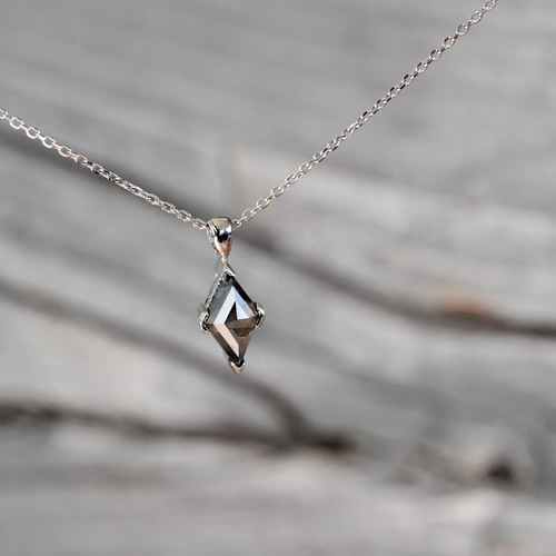 K18WG 無処理天然ブラックダイヤモンド ペンダント ネックレス  