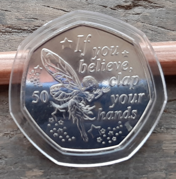 レア　マン島　エリザベス女王の50ペンスコイン 2019年 ティンカーベル TINKERBELLのデザイン ピーターパン 1枚目の画像