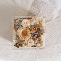 そのまま飾れる プリザーブドフラワーのボックスアレンジ box arrangement：ホワイト 2枚目の画像