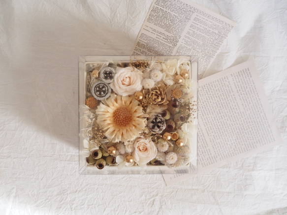 そのまま飾れる プリザーブドフラワーのボックスアレンジ box arrangement：ホワイト 2枚目の画像