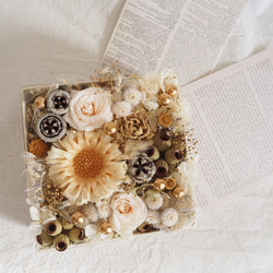 そのまま飾れる プリザーブドフラワーのボックスアレンジ box arrangement：ホワイト 3枚目の画像