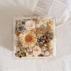 そのまま飾れる プリザーブドフラワーのボックスアレンジ box arrangement：ホワイト 1枚目の画像