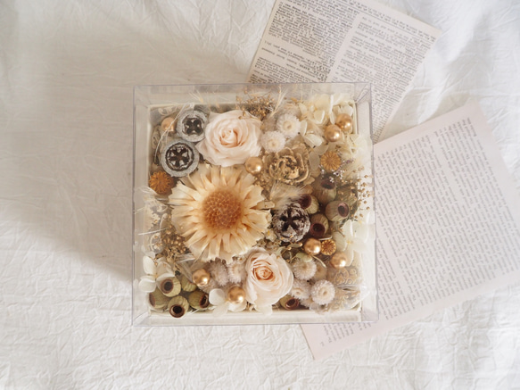 そのまま飾れる プリザーブドフラワーのボックスアレンジ box arrangement：ホワイト 1枚目の画像