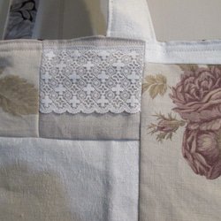 英国ヴィンテージファブリック　ラベンダー色ローズとアンティークリネンとダブルモノグラム刺繍のパッチワークトートバッグ 11枚目の画像