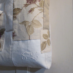 英国ヴィンテージファブリック　ラベンダー色ローズとアンティークリネンとダブルモノグラム刺繍のパッチワークトートバッグ 16枚目の画像
