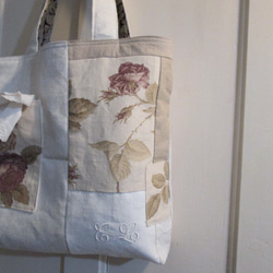 英国ヴィンテージファブリック　ラベンダー色ローズとアンティークリネンとダブルモノグラム刺繍のパッチワークトートバッグ 2枚目の画像