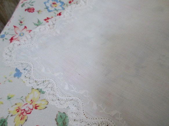 英国ヴィンテージファブリック　ラベンダー色ローズとアンティークリネンとダブルモノグラム刺繍のパッチワークトートバッグ 18枚目の画像